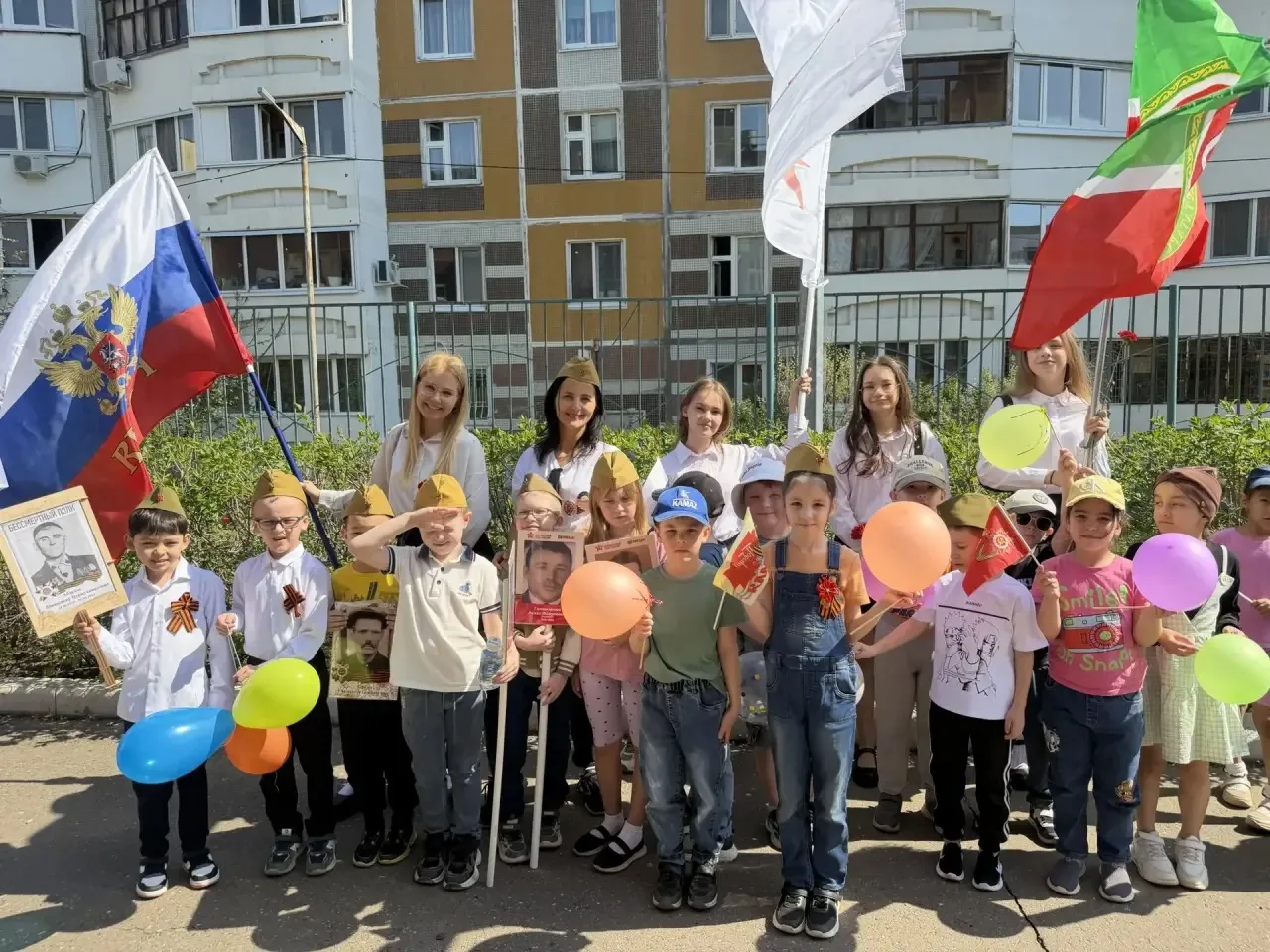 Память в наших сердцах! ✨🎗️  Активисты «Движения Первых» нашей школы и воспитанники детского сада № 