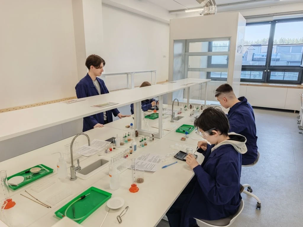 🧪 Химический практикум на каникулах  🧴🔬На каникулах ученики 8-х классов из школьного отделения Рублё