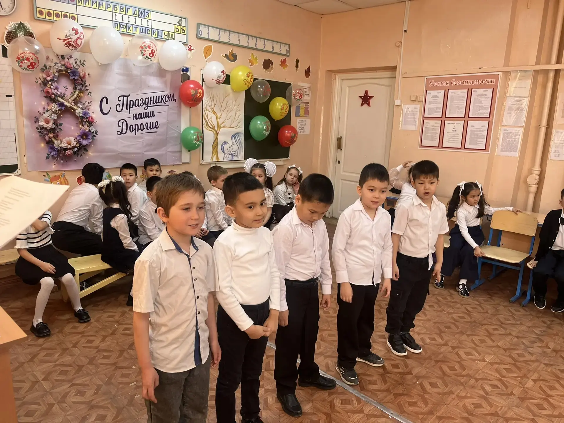 🌸 «От самых маленьких – самым любимым!» 🌸  6 марта в 1 «А» классе состоялся замечательный праздник, 
