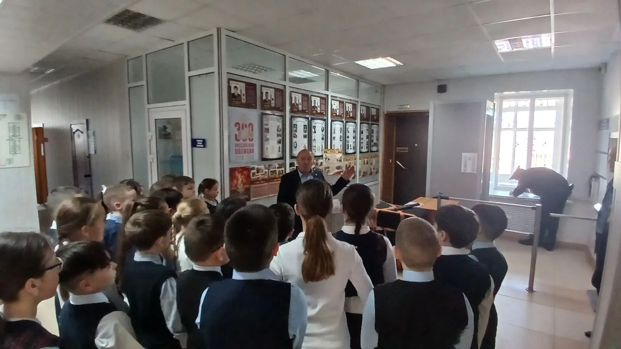 Сегодня обучающиеся 3-в класса и их родители совершили экскурсию в музей ОМВД России по Балтасинском