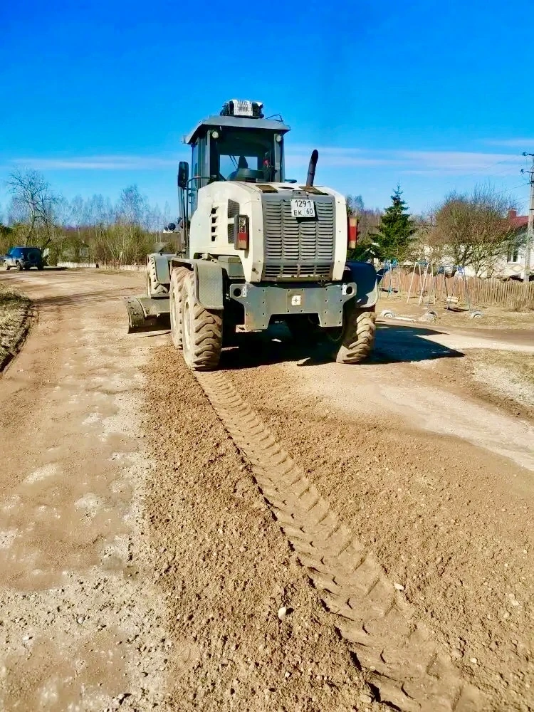 🏡🚜 Продолжается процесс приведения в соответствие песчано-гравийных дорог в весенний ...