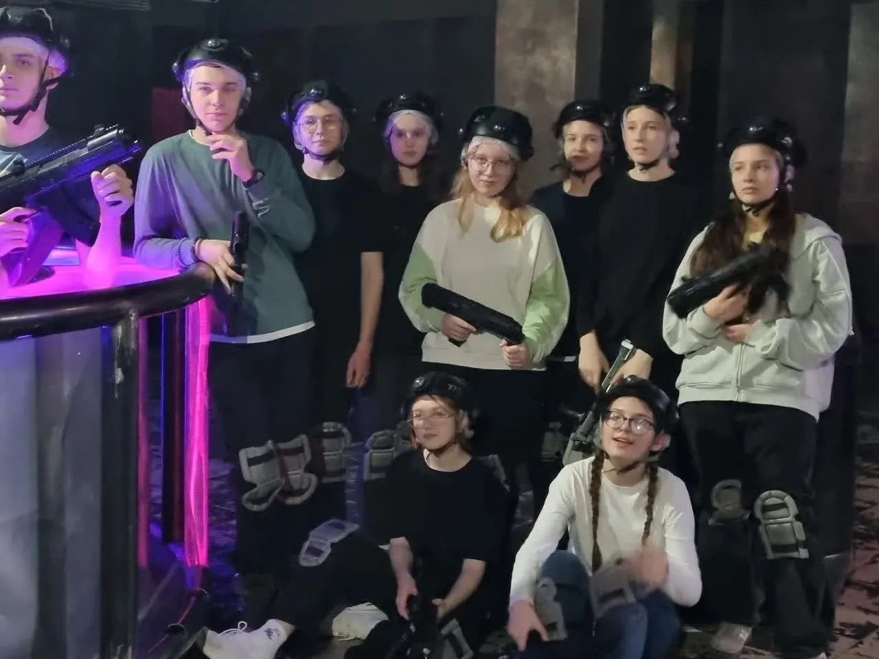 💥Попали точно в цель!  📌Недавно ученики 9 «В» класса побывали на лазертаге в развлекательном центре 