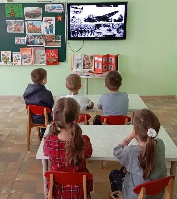 В нашем детском саду прошло занятие «Я помню, я горжусь».

Наши ребята узнали, как началась Великая 