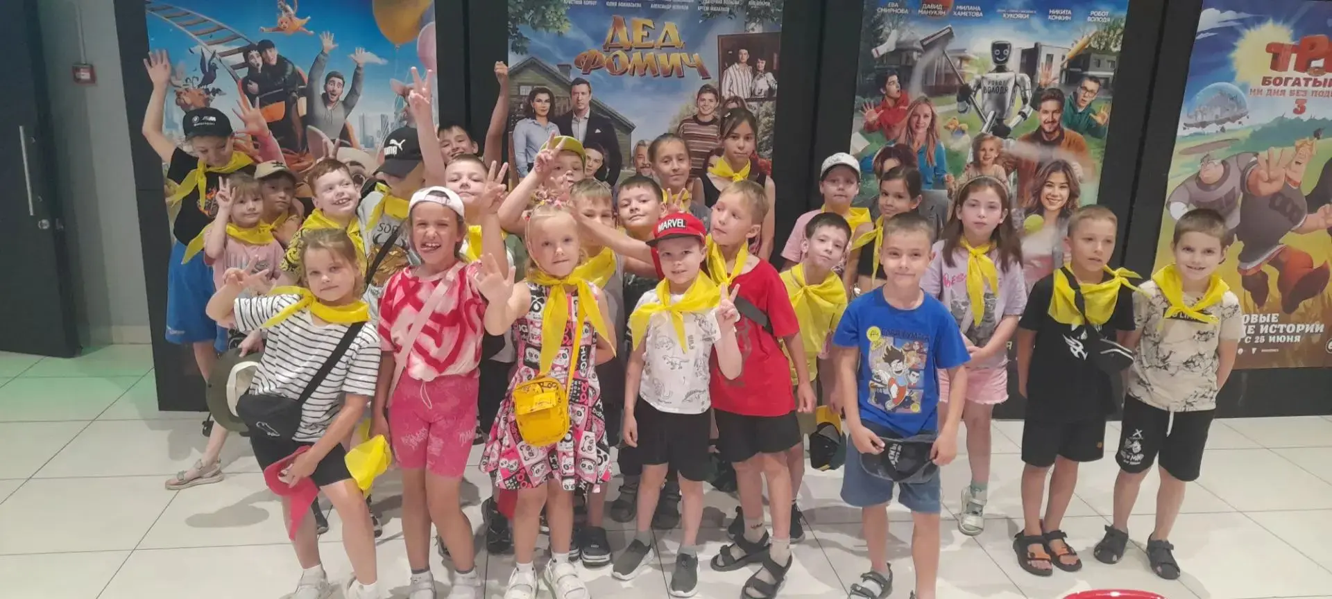 Сегодня ребята ходили в кинотеатр "Атмосфера", где им показали мультфильм "Папа, купи песика"