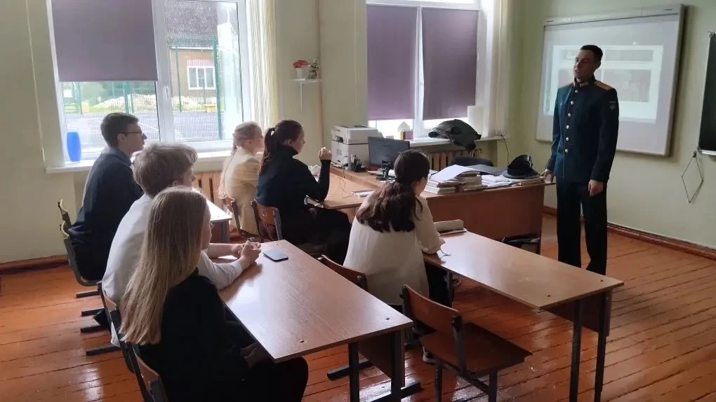 Беседу со старшеклассниками лицея по инициативе Печорского военкомата провел выпускник