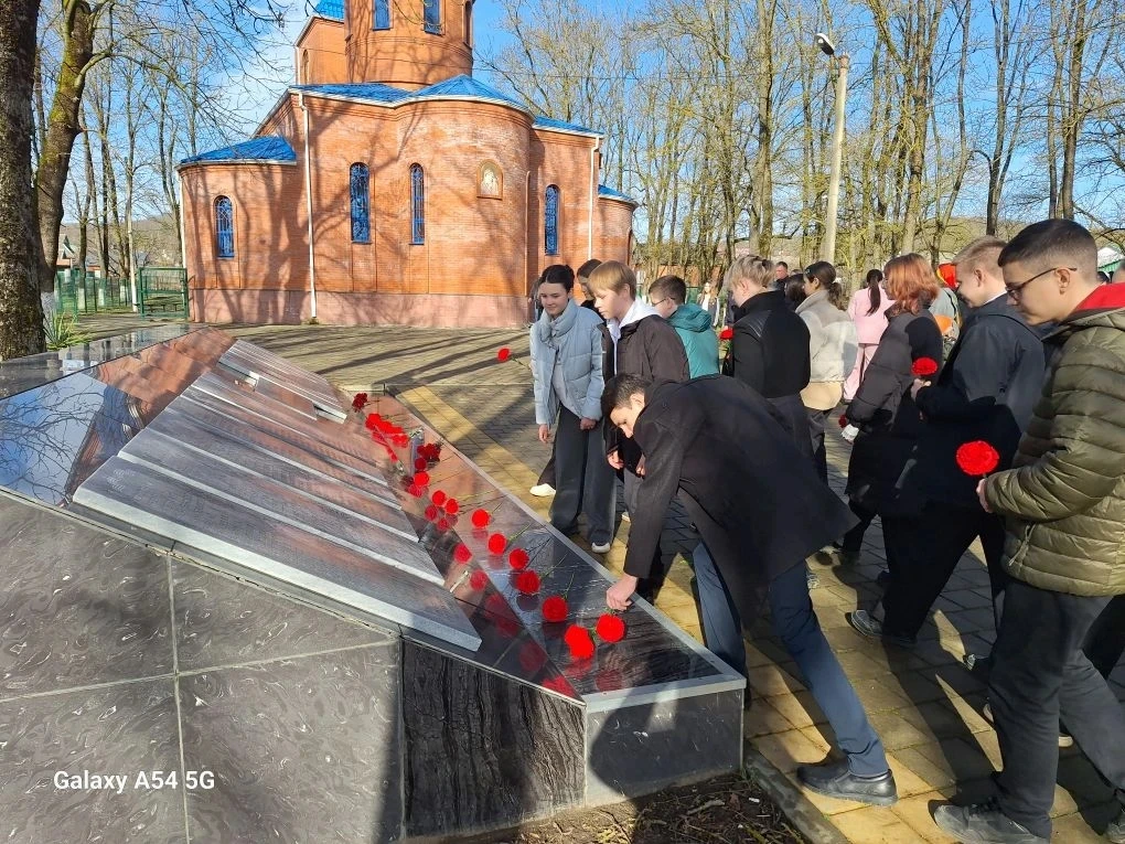 Сегодня учащиеся нашей школы приняли участие в торжественно-траурном мероприятии, посвящённом Дню ос