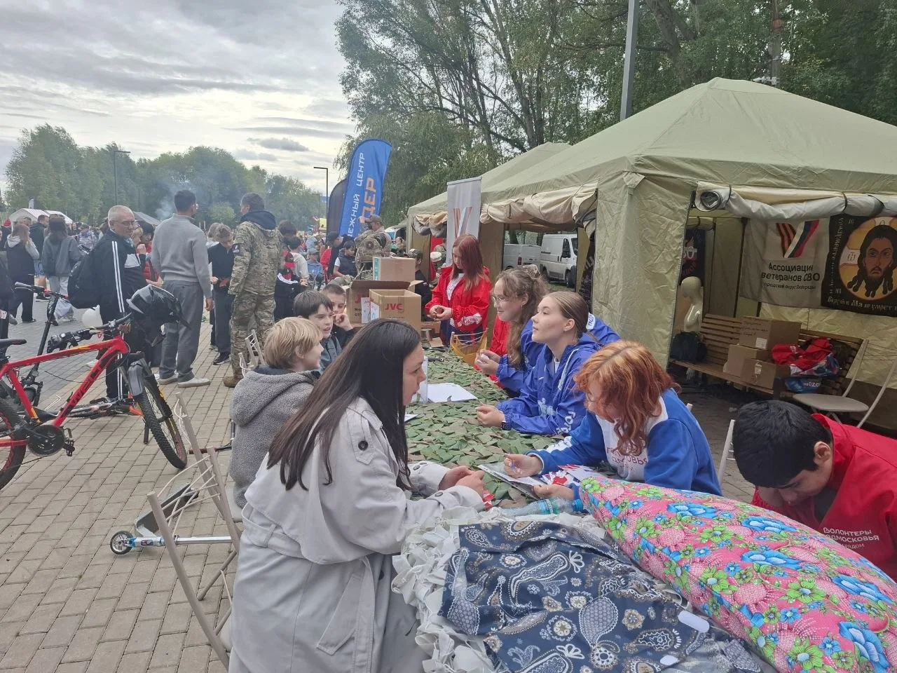 В сквере Громцева плетут маскировочные сети и пишут письма бойцам.