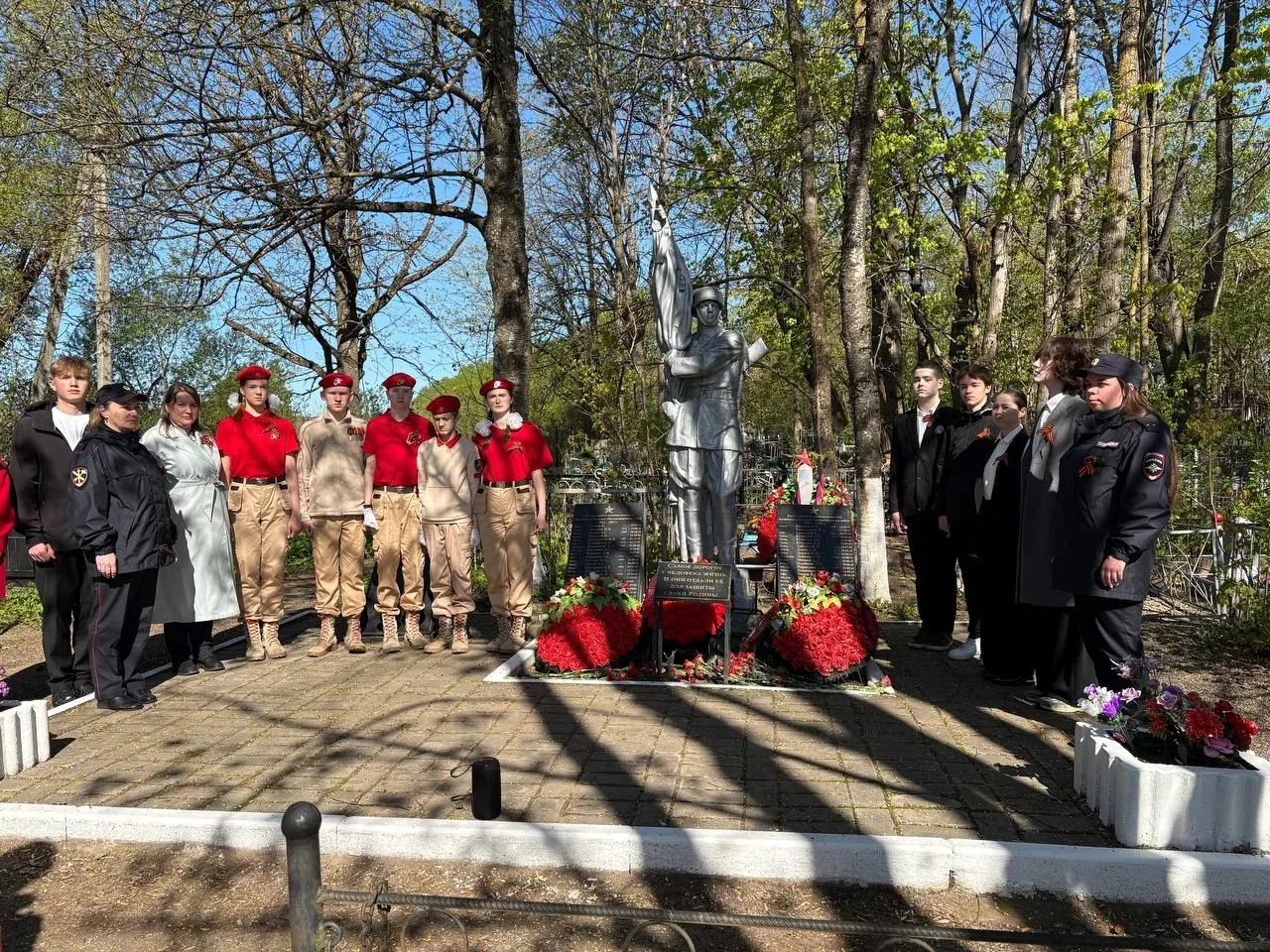 Сегодня Петровское кладбище стало местом глубокого поклонения и нерушимой памяти. У Братского захоро