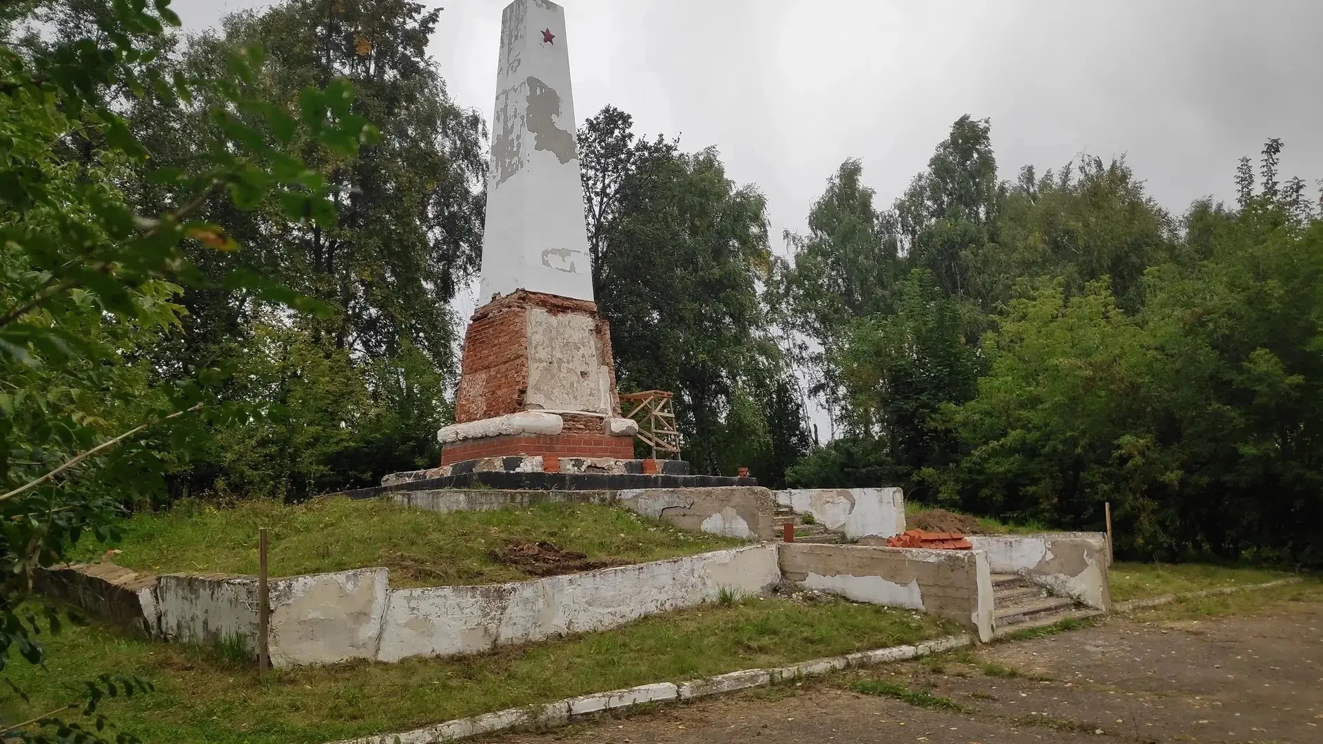 На Партизанской площади Воткинска началось обновление мемориального захоронения.