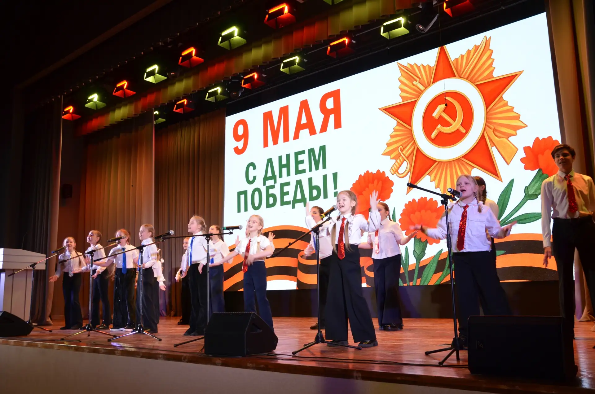 Торжественные линейки ко Дню Победы! 🇷🇺 🌹    📅 Сегодня, 4 мая, в нашей школе прошли торжественные ли