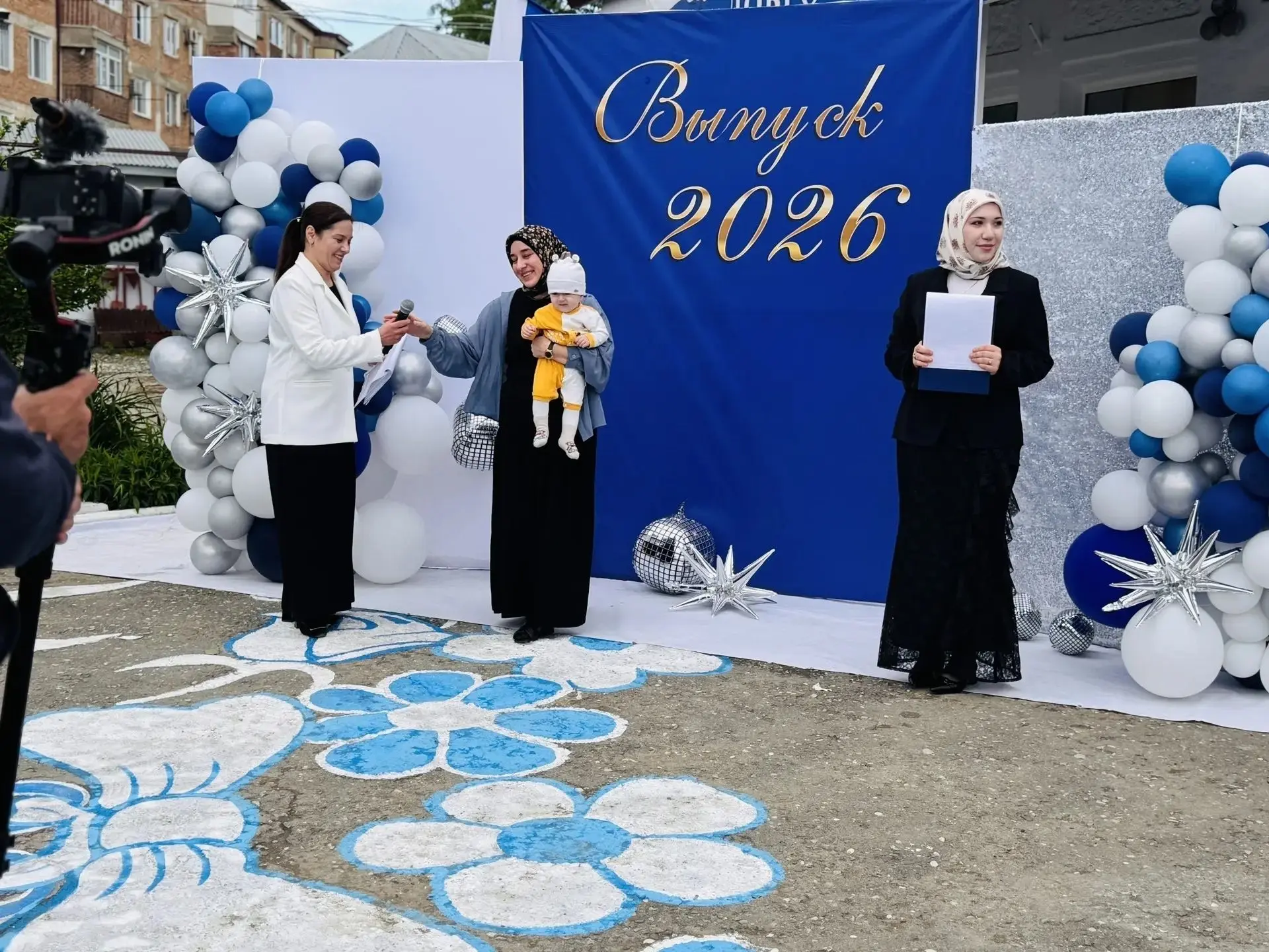 ЭТОТ ПОСЛЕДНИЙ ЗВОНОК ЗАПОМНИТСЯ НАДОЛГО 🥹
Среди гостей была и та, кто много лет была рядом с ребят