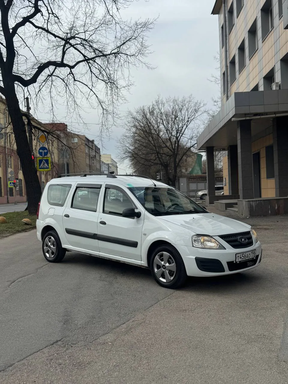 LADA LARGUS 7 мест люкс  ▪️ Год выпуска — 2019 ▪️ 1.6 | механика | 87 лс ▪️ 173 тысяч пробег  ▪️ 7 м