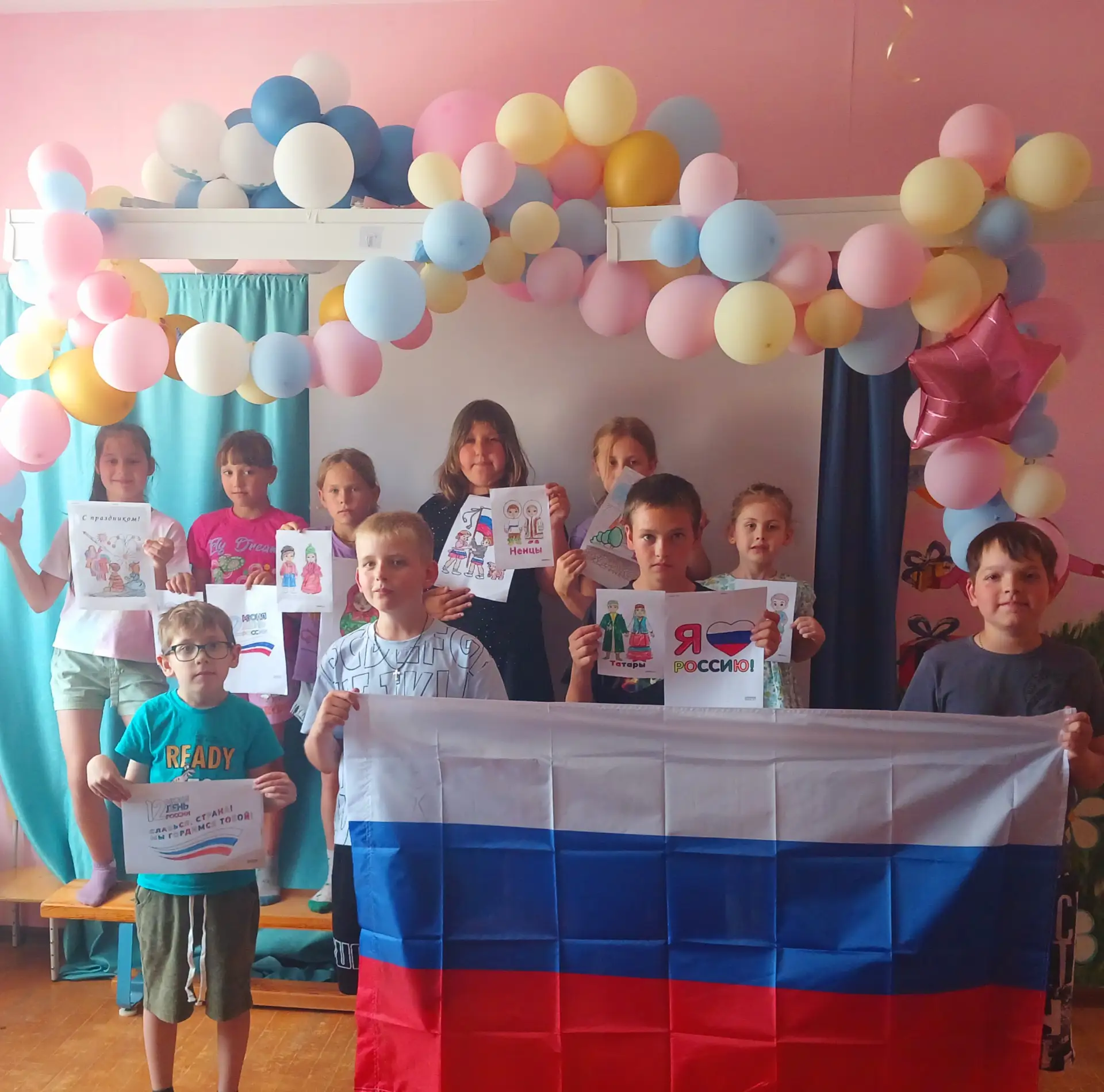 В преддверии праздника весь день в  лагере «Улыбка" прошёл под знаком Дня России.  Ребята приняли уч