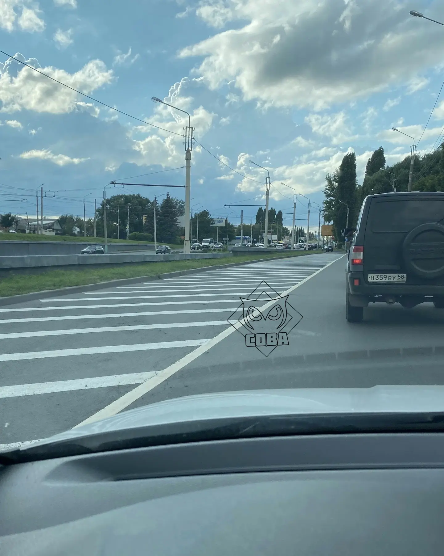 Это вот на кой чёрт сделали, спрашивается?

Зимой очередь будет начинаться от светофора, что у «Метр