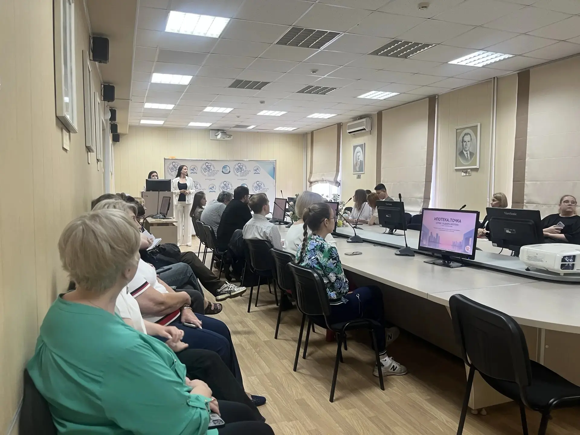 ✅ 10 июня в ДВГМУ прошла встреча сотрудников и студентов с представителем банка. 

❗ Целью встречи с