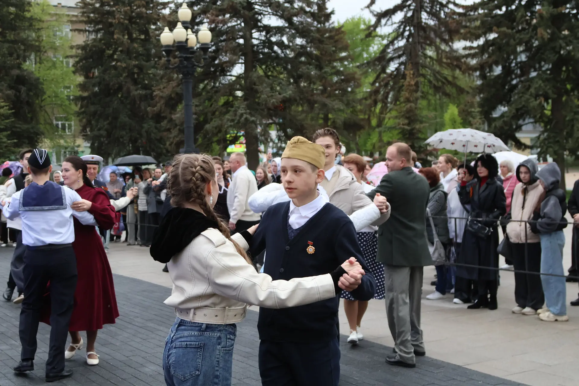 🌸 Танцуя, помним: «Вальс Победы» объединил поколения в Ступино  В День Победы на площади в Ступино п