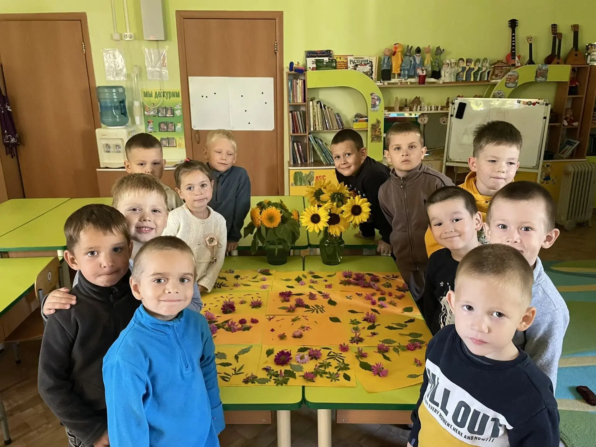 Немного фантазии, горсть  осенних цветов и лепестков. Вуаля — и дети сотворили настоящи...