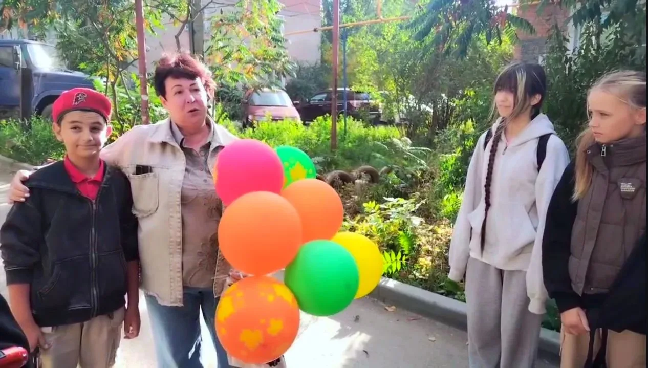 🎉 Ученики 7 «Б» класса тепло поздравили бывшего директора школы Светлану Анатольевну В...