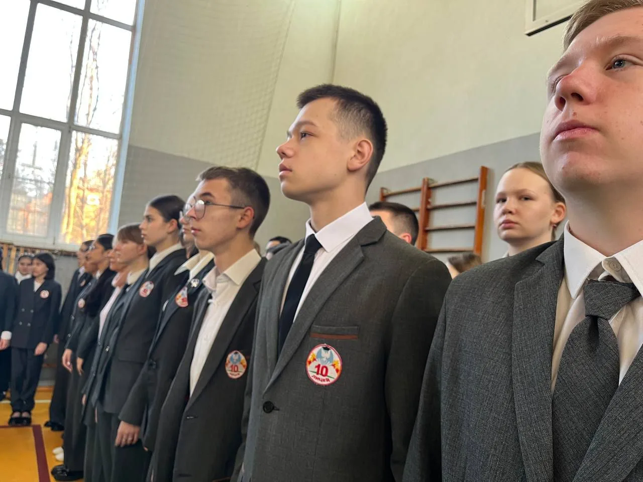 Утро понедельника 2 марта в лицее началось с традиционный торжественной линейки, церемонии вноса фла