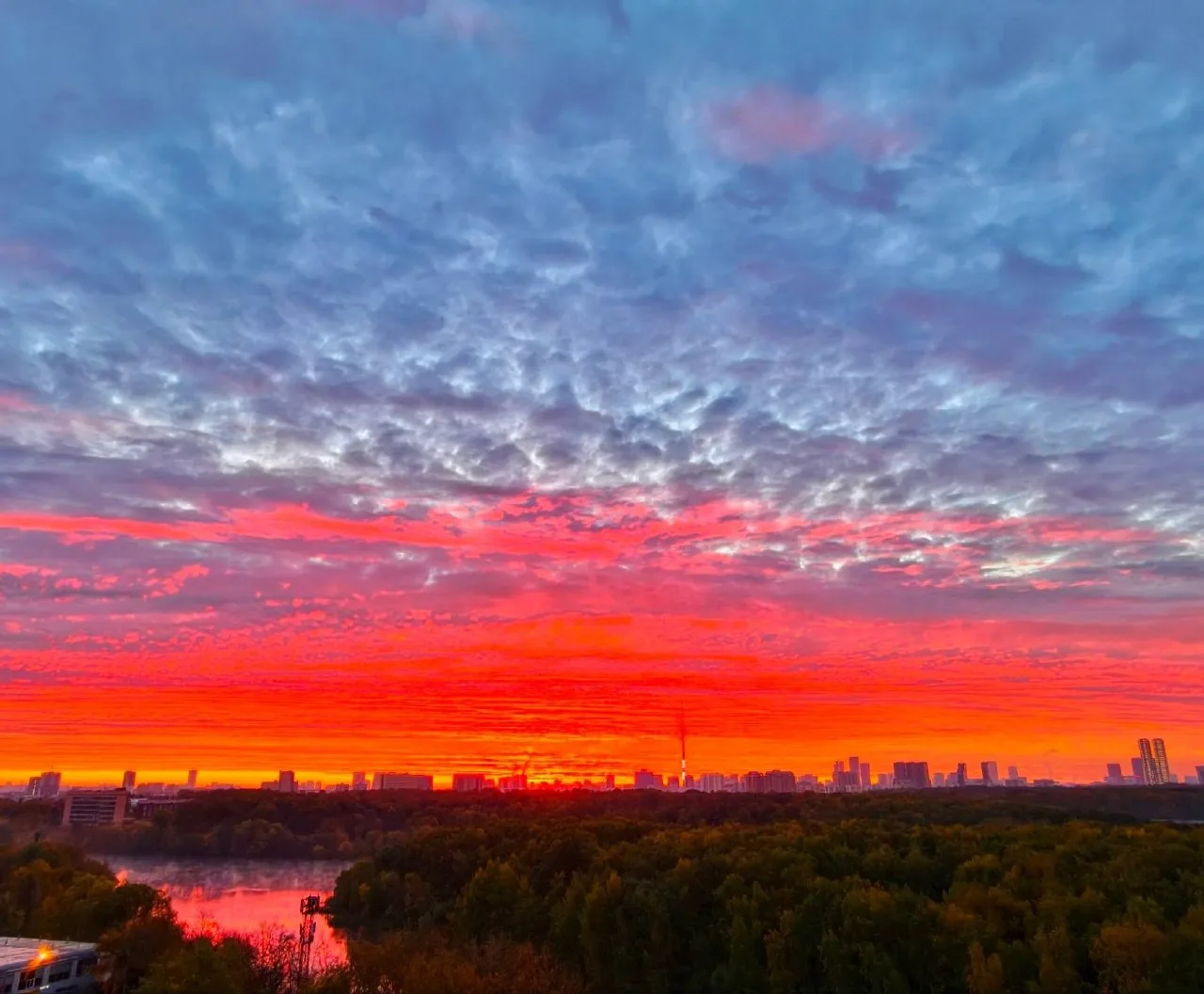 🌅 Сегодняшний рассвет над Москвой — просто огонь.
