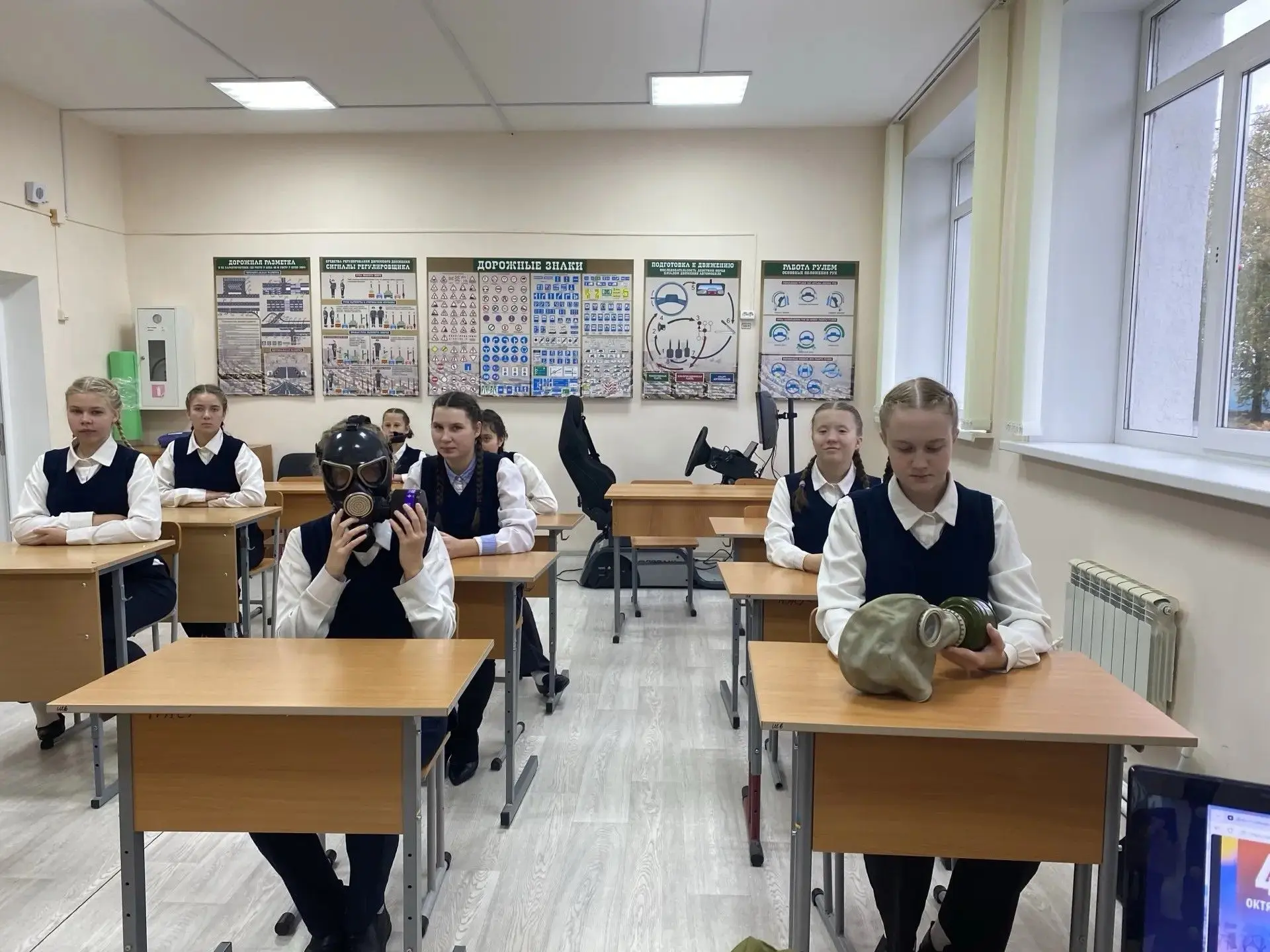 Сегодня темой классного часа в 9 классе стал «День гражданской обороны Российской Федер...