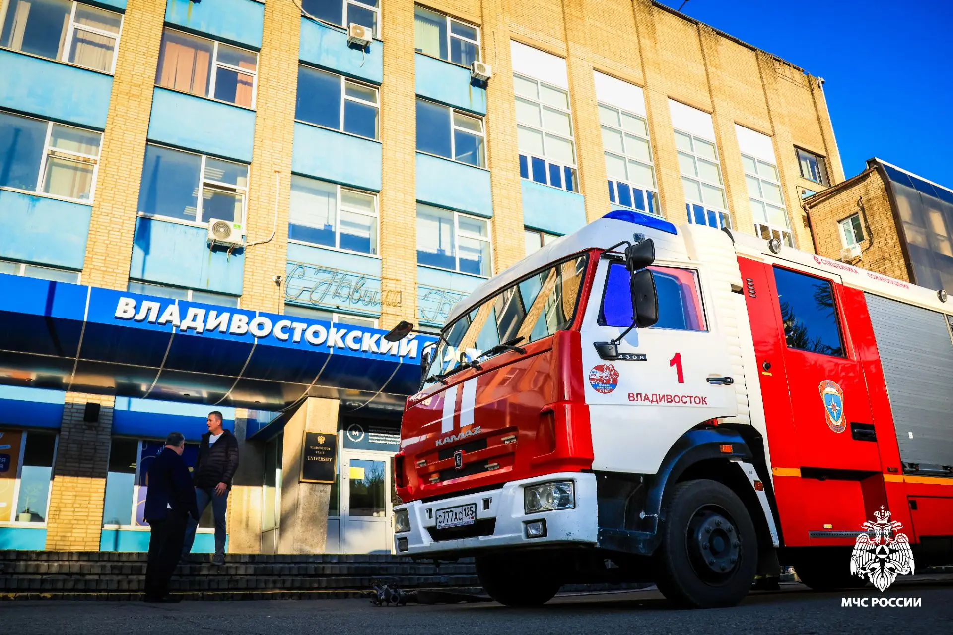 Во Владивостоке пожарные отработали спасение людей из задымленного университета