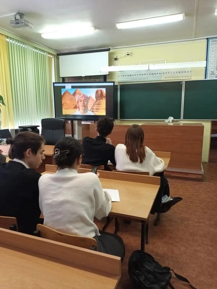 📢 РАЗГОВОРЫ О ВАЖНОМ  🇷🇺 Новая учебная неделя в нашей школе началась с торжественной линейки, поднят