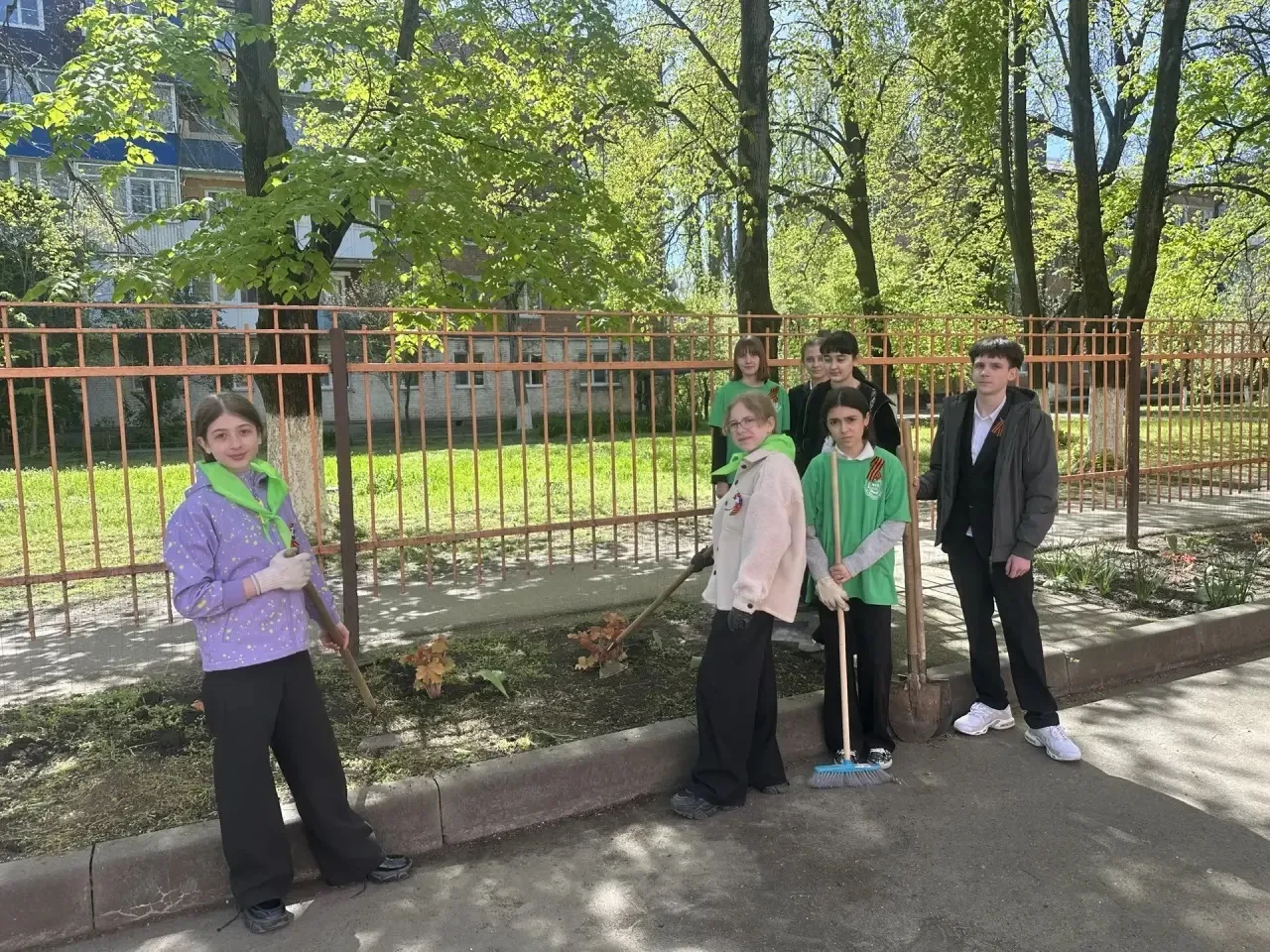 🌳 «Сад Памяти»: волонтёры и школьники почтили память героев Великой Отечественной войны  Волонтёры с