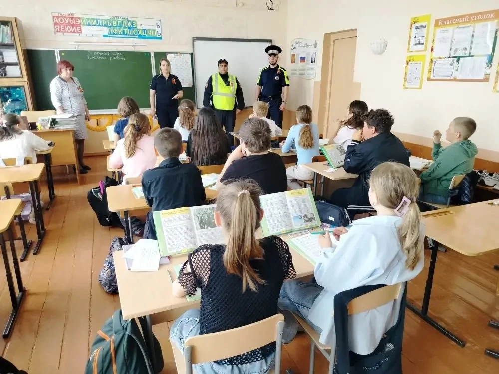 «Дорога без опасности» 🚦  В Алтайской ООШ №3 была проведена познавательная беседа с инспекторами ГИБ