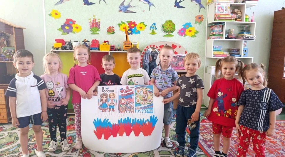 Сегодня особенный день во всех дошкольных учреждениях! Маленькие патриоты празднуют День России! Зан