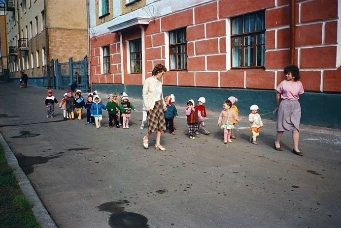 Дети из яслей на улице Коммуны. Киров, 1987 год

Фото: Алексей Мякишев/ Пешком по Вятке

Подписаться