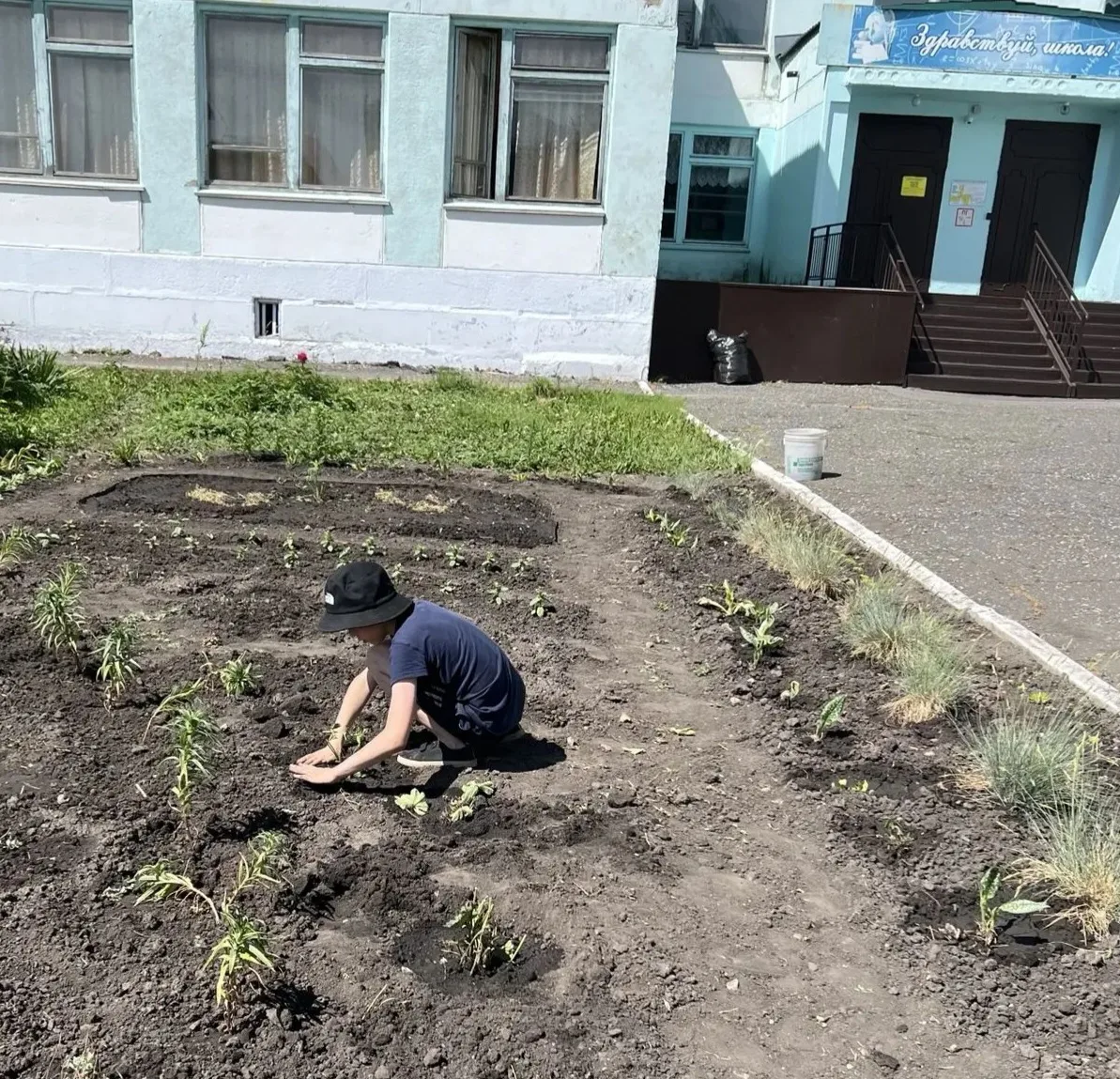 Наша летняя трудовая практика🧹🌿☘️

Лето — это не только пора каникул и отдыха, но и время полезных