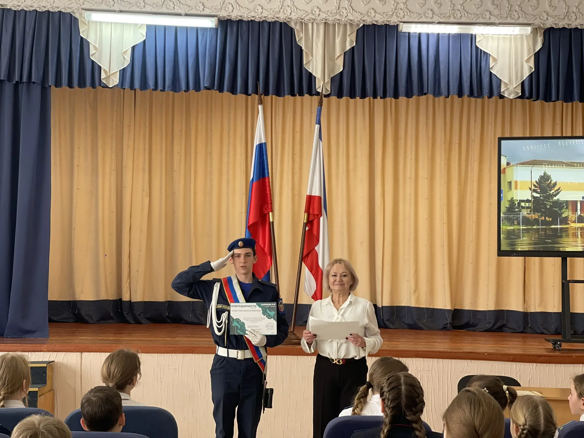 🇷🇺 Первый понедельник четвёртой учебной четверти начался с традиционной общешкольной линейки под Гос