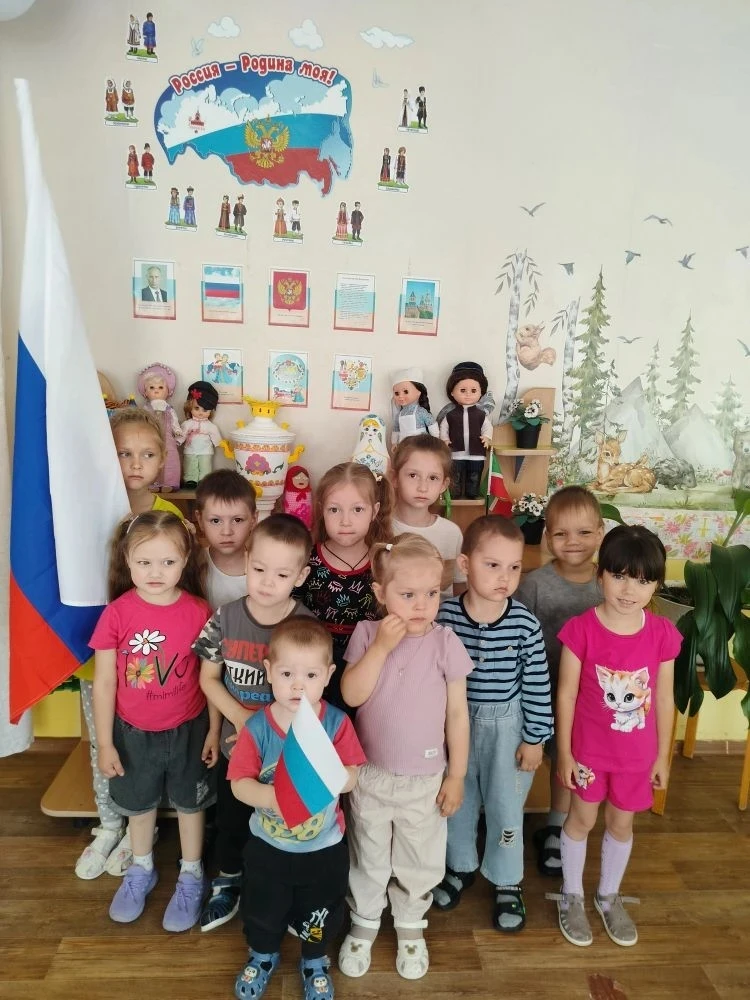 Бехтерево балалар бакчасында Россия көненә багышланган тематик атна узды. Тәрбияләнүчеләр белән «Рос