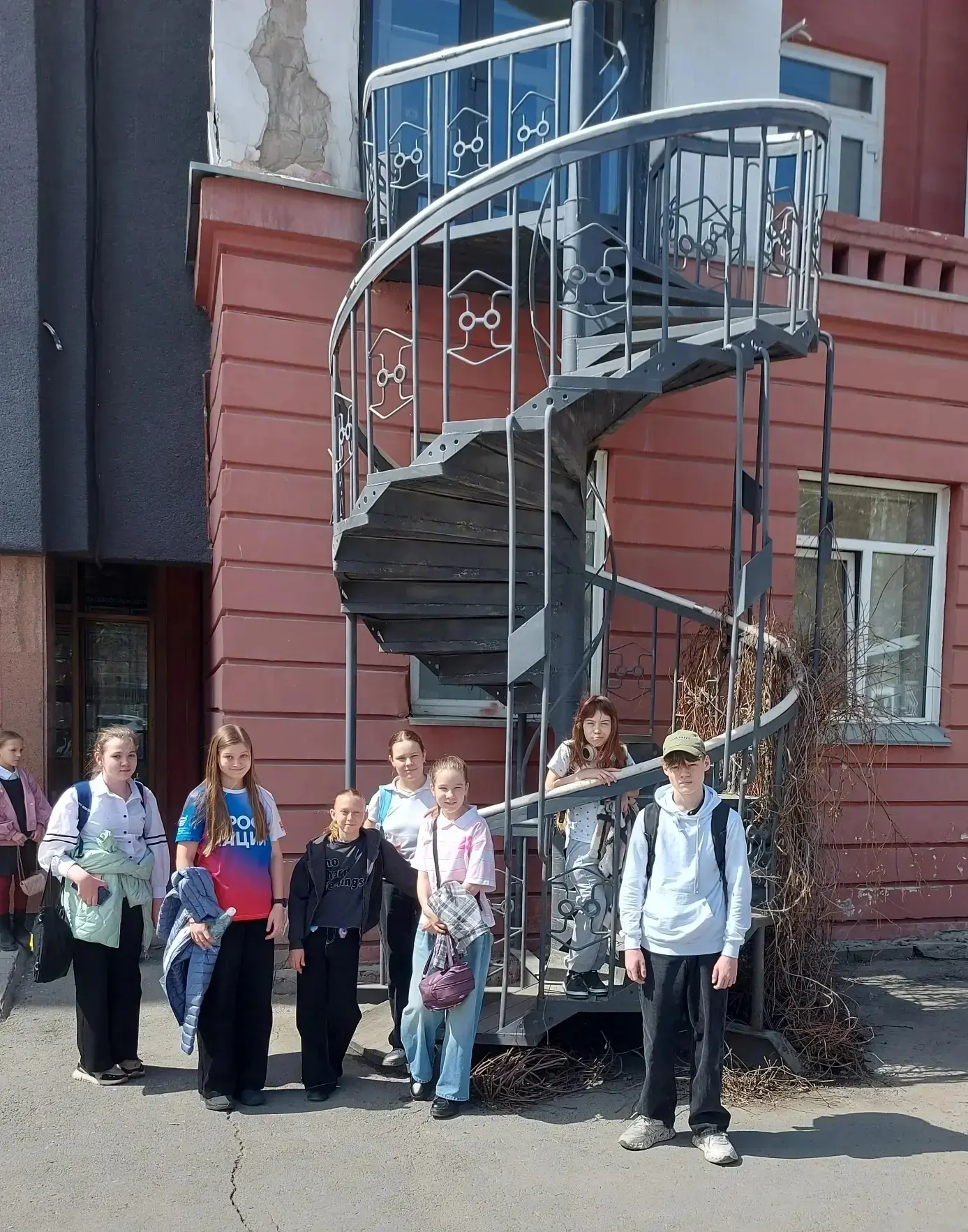 Театральный выход  30 апреля 5Б и 6А классы посетили спектакль "Девочка из города". Это очень трогат