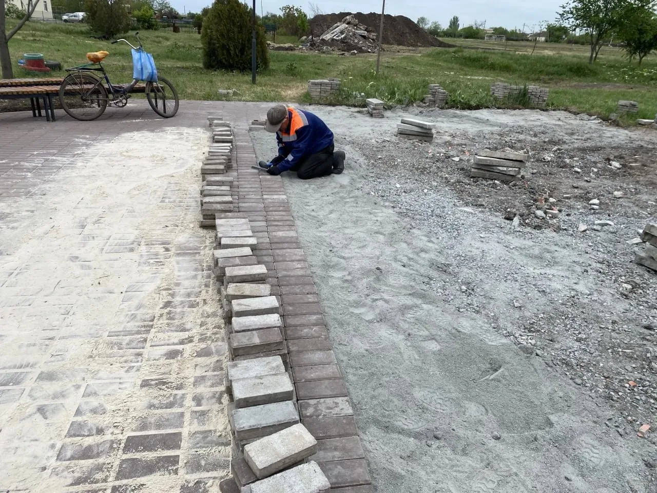Благоустройство общественной территории  В с. Новобогдановка сотрудники МБУ «Жилсервис» проводят раб