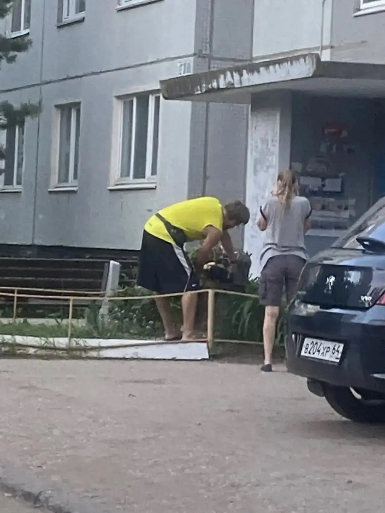 Это вообще нормально???😡 Бабушки двора это дерево очень долго растили, его и так рабочие спилили пар