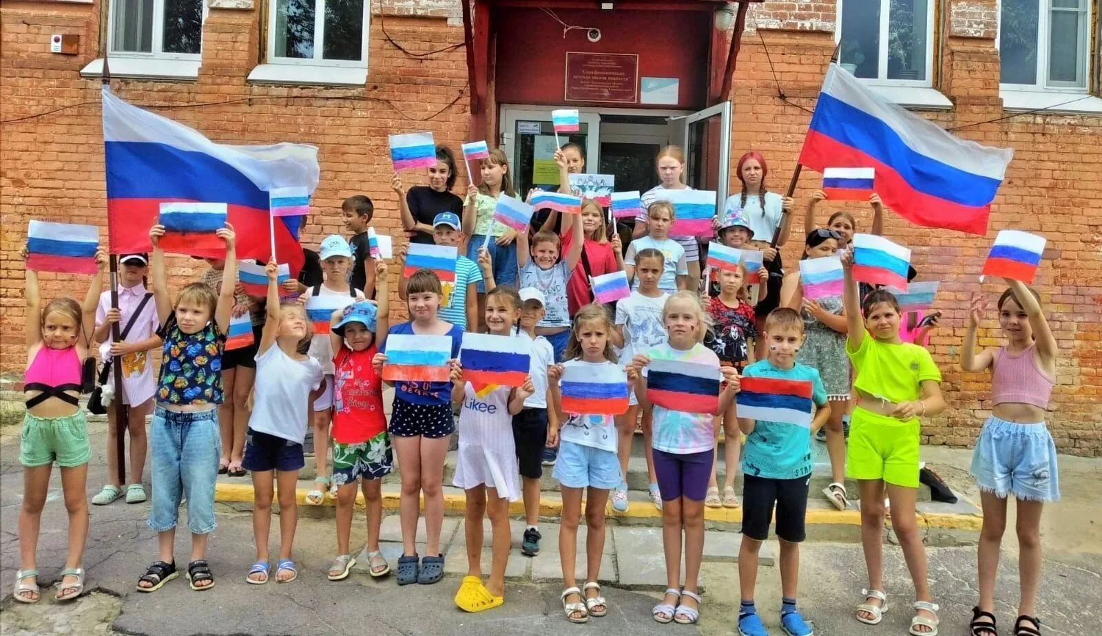 Для кого-то Россия — это бескрайние поля и берёзы. Для кого-то — запах бабушкиных пирожков или вид и