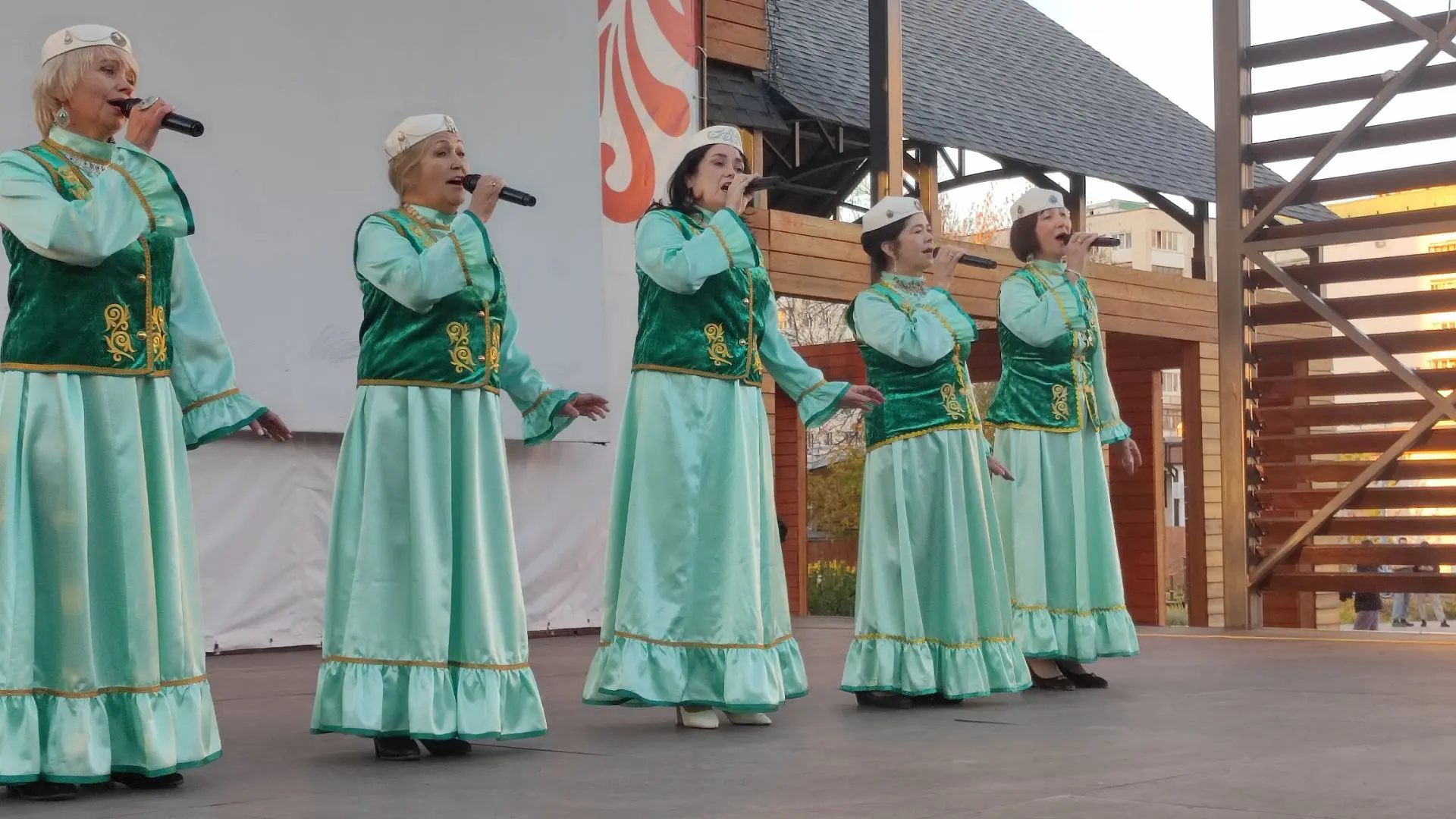 В парке Демского района проходит концерт, посвященный Международному дню пожилого челов...