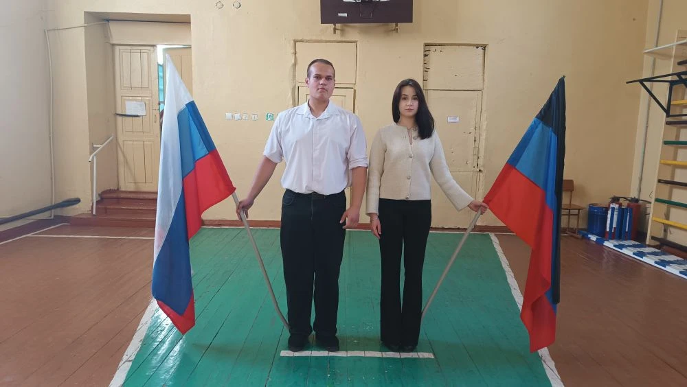 🇷🇺Традиционная церемония выноса флага Российской Федерации и флага Донецкой Народной ...