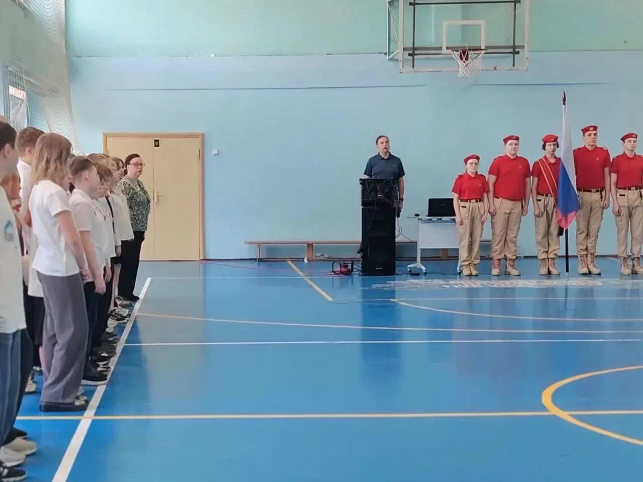 Ценности, которые нас объединяют 🇷🇺  Новая учебная неделя у наших школьников началась с важной тради
