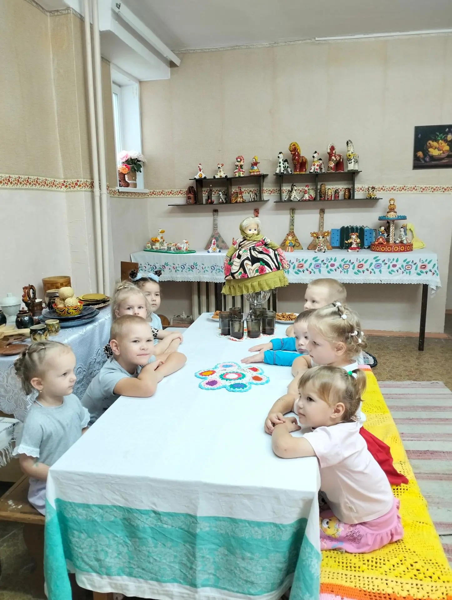 Тематическое развлечение с чаепитием прошло в нашем детском саду в честь "Дня самовара"...