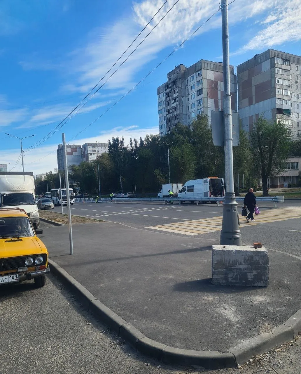 🚧 На улице Будённого устанавливают барьерные ограждения