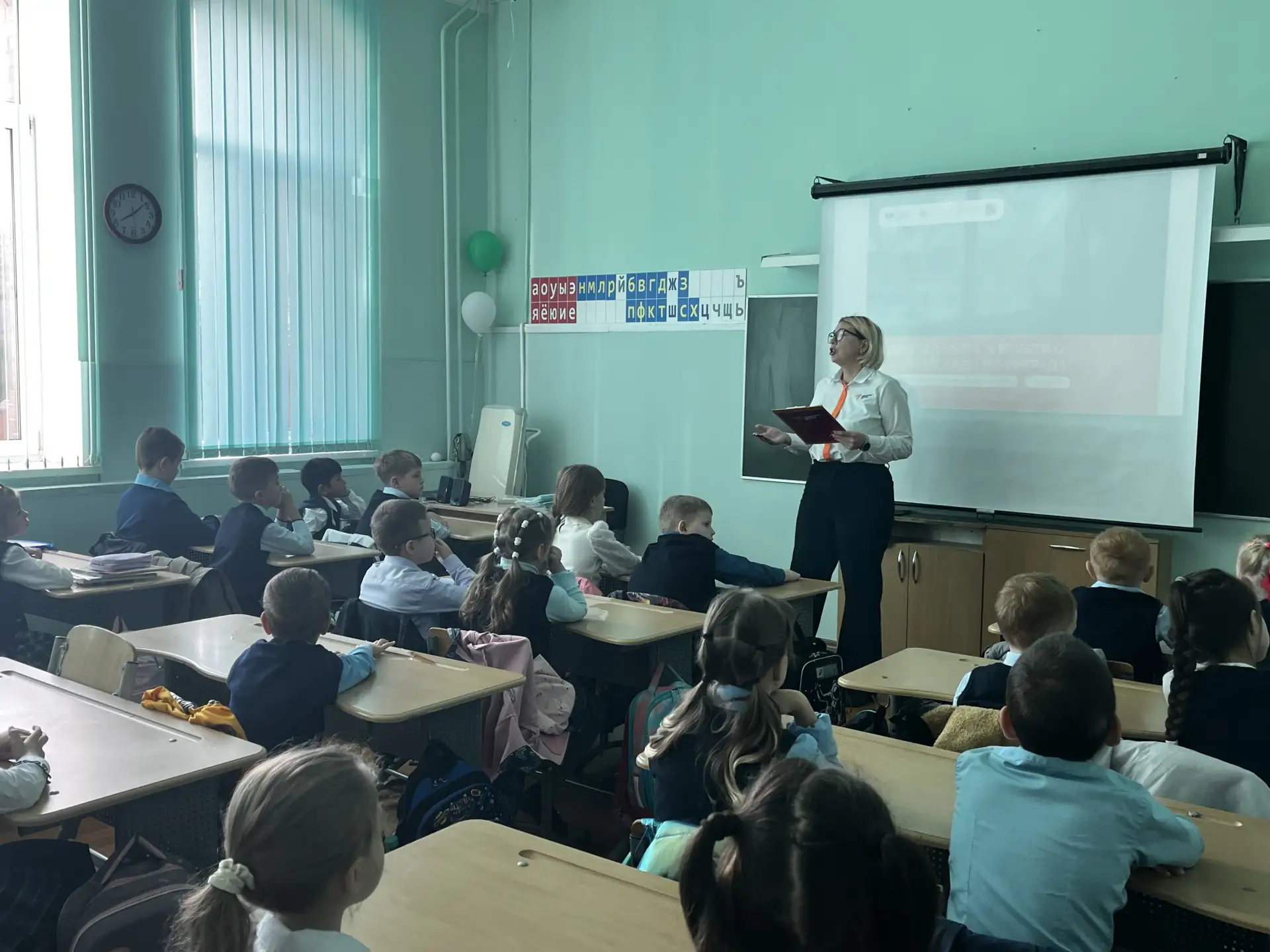 Каждый понедельник первым занятием во всех школах Черняховского округа, как и для обуча...
