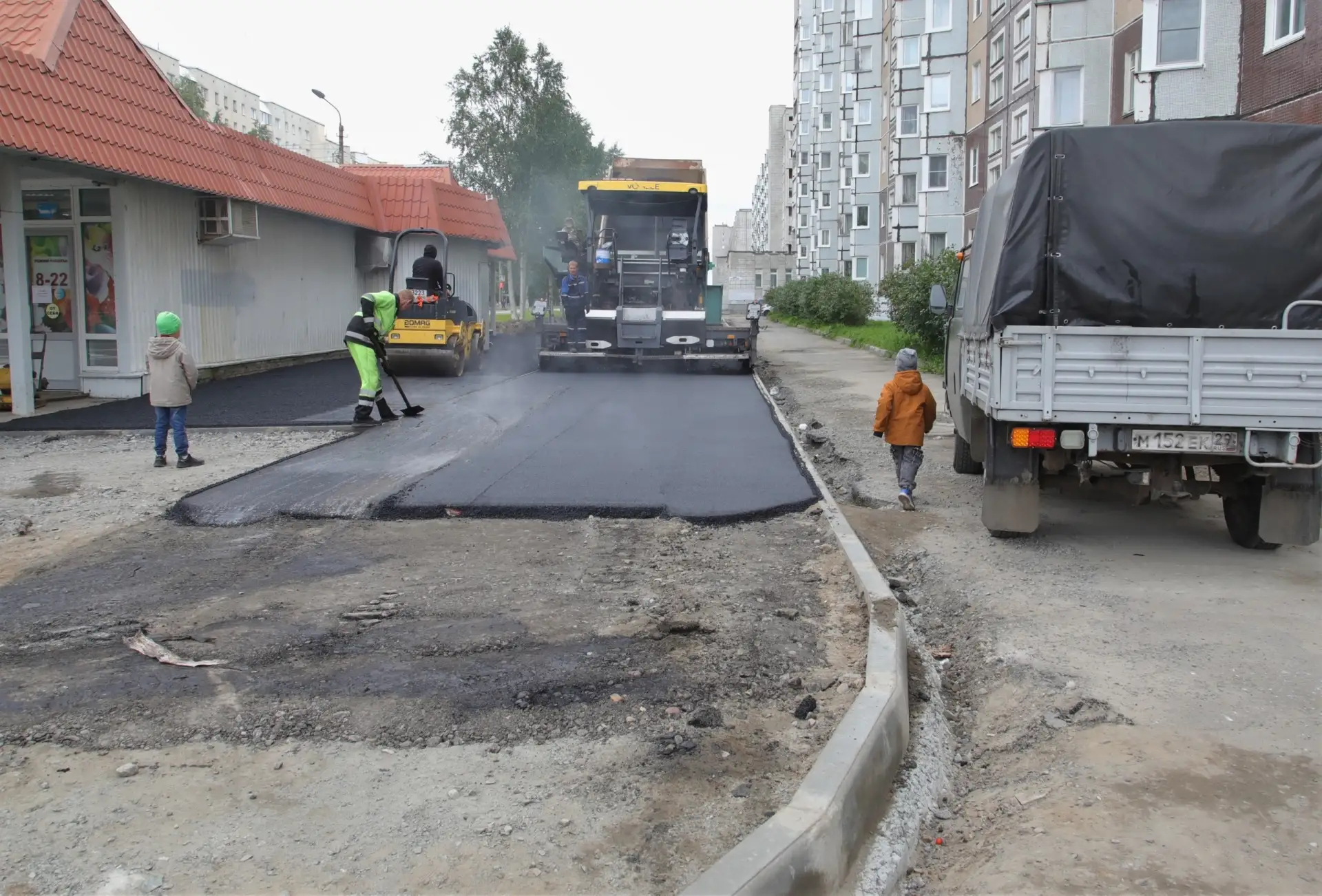 🚜 Городская среда: началось асфальтирование пешеходной зоны на улице Ломоносова