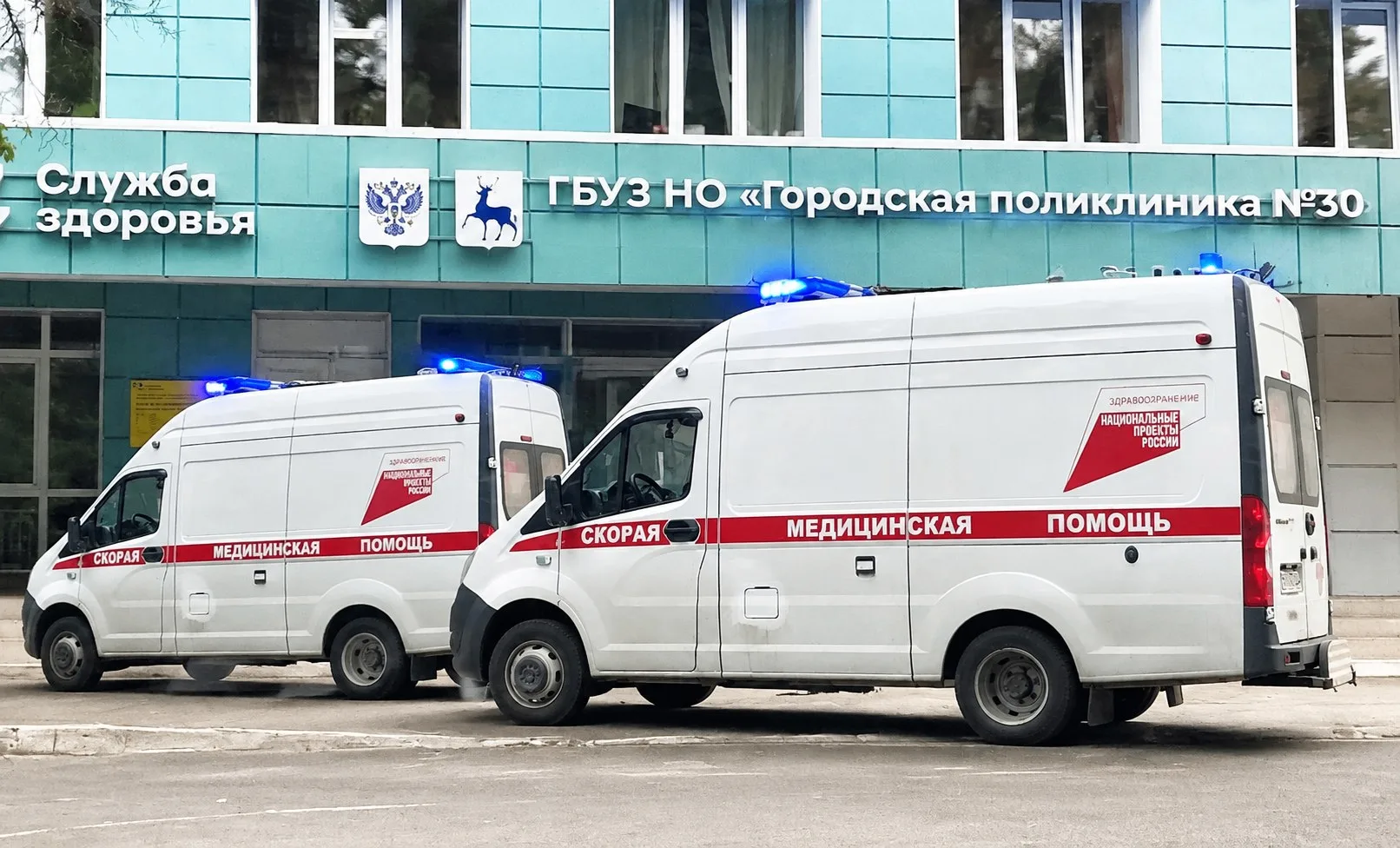 Двух нижегородцев экстренно увезли на "скорой" прямо из поликлиники