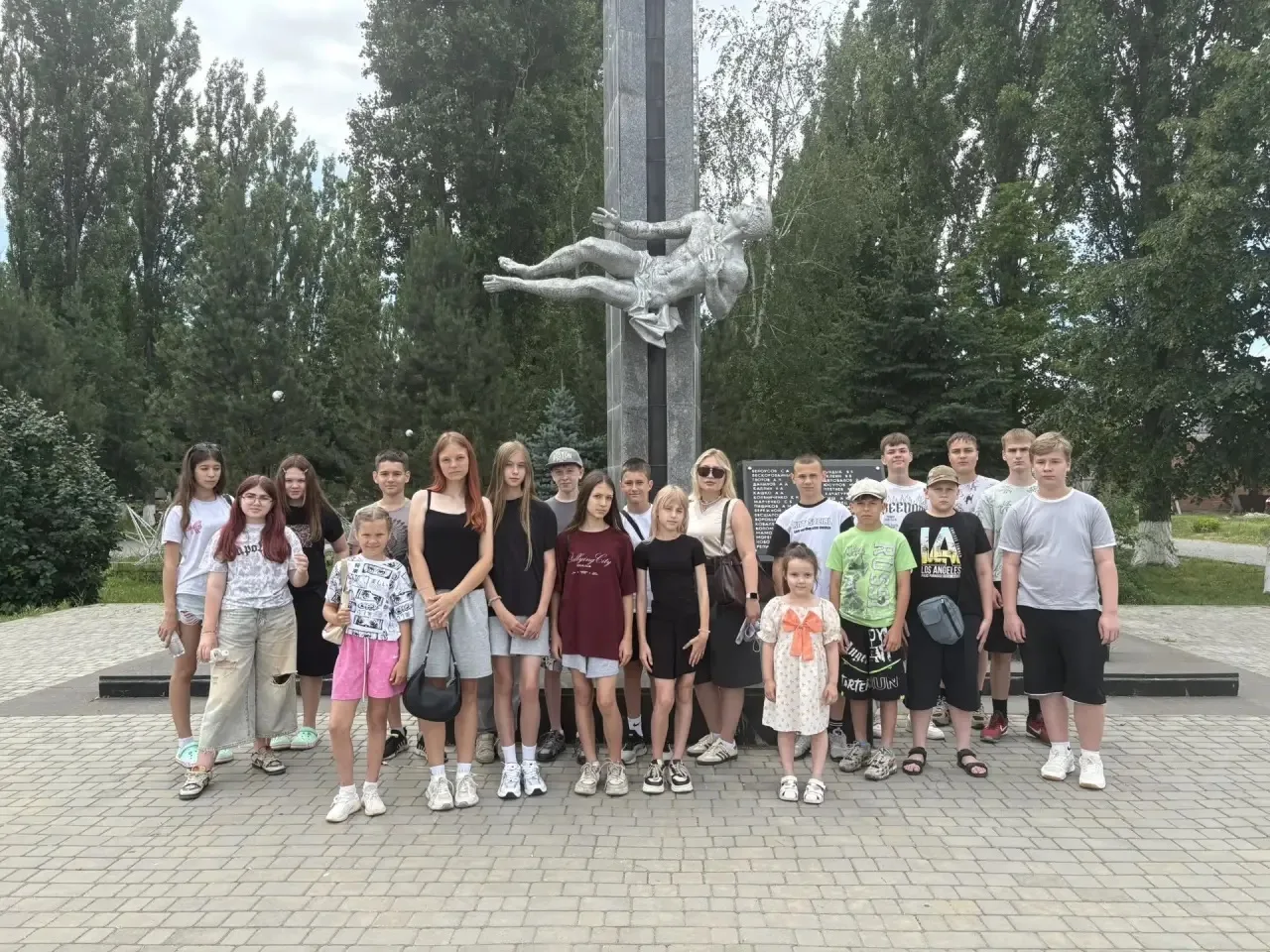 Сегодня воспитанники отряда «Ровесник» совершили экскурсию в парк «Звездный» к памятнику Воинам-афга