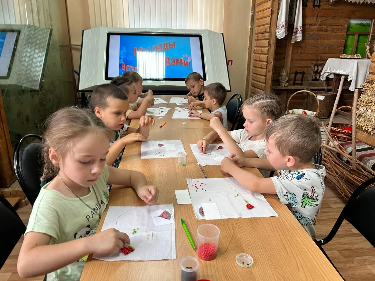 🍉 Создаем яркий брелок: учимся «читать» схему плетения, нанизываем бисеринки в нужном ...