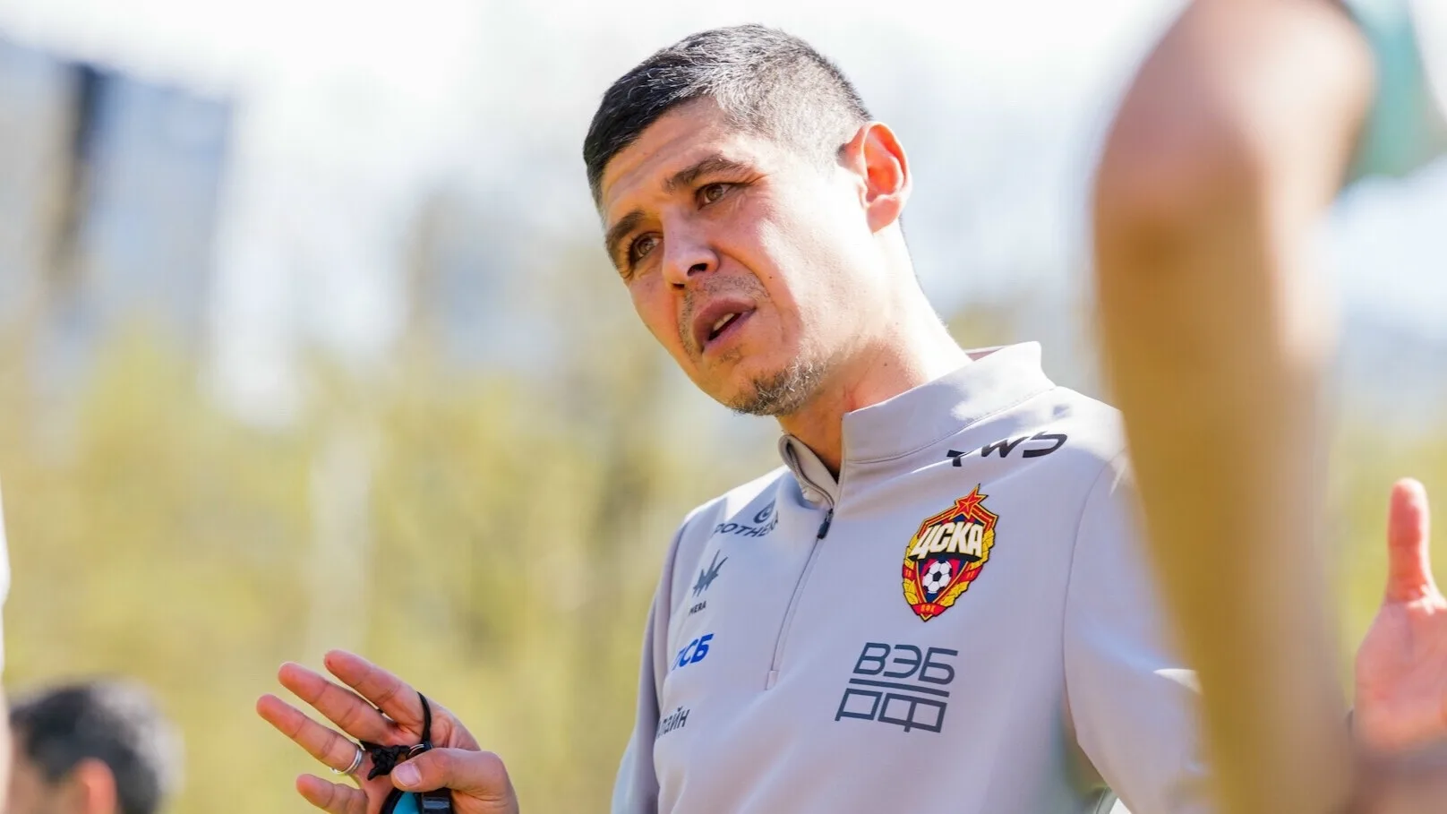 ⚽️ Дмитрий Игдисамов о том, что ему якобы рано еще тренировать основную команду:

«Кому-то надо пора