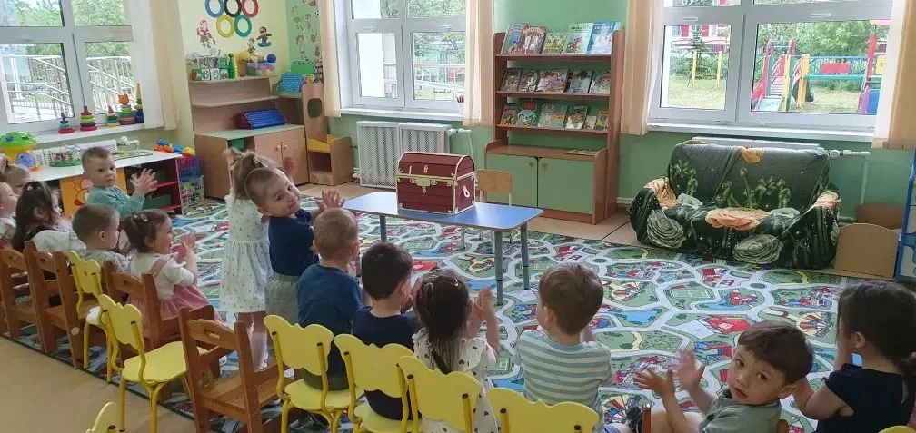 Театральный день: когда сказка оживает!
В нашей группе раннего и младшего возраста прошёл настоящий 